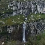 Adosado Con Piscina En El Valle De Ason La Tudanca Hébergement de vacances *