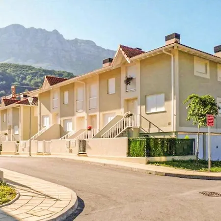 Hébergement de vacances Adosado Con Piscina En El Valle De Ason La Tudanca *