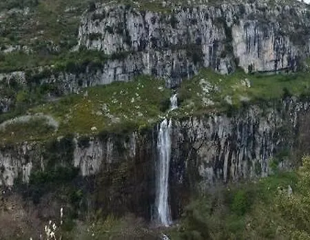 Adosado Con Piscina En El Valle De Ason La Tudanca Hébergement de vacances *